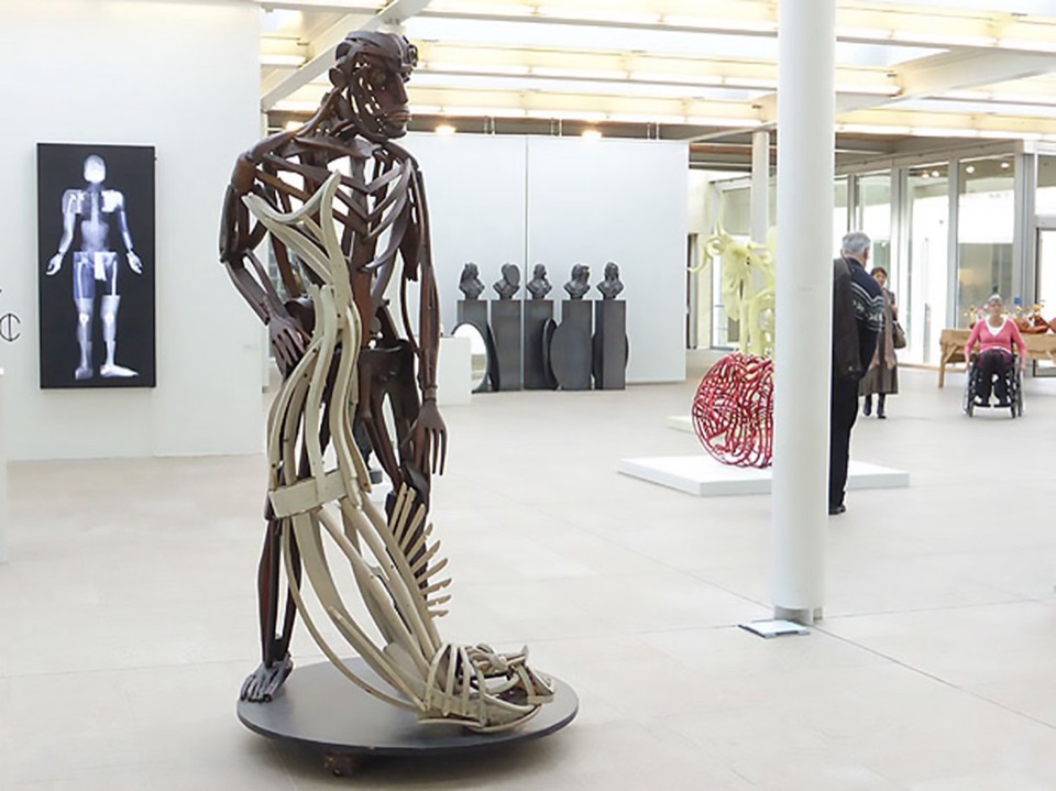 Zaaloverzicht van de expositie SKELET in Museum Beelden aan Zee, 2016