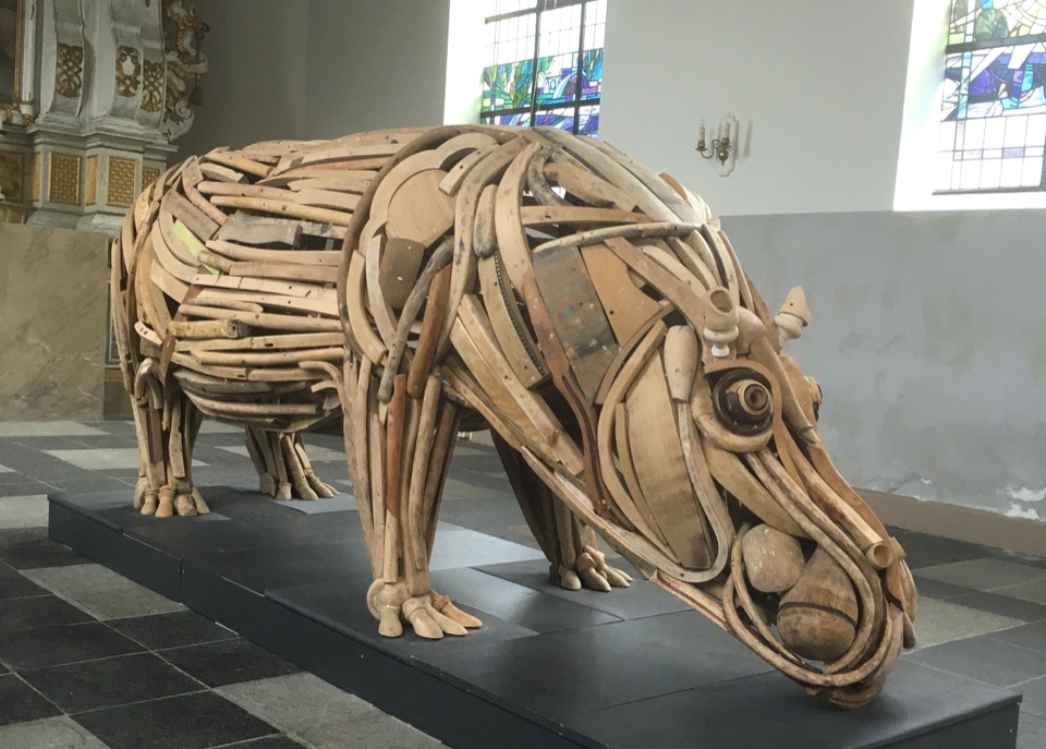 Het nijlpaard in het atelier van de kunstenaar