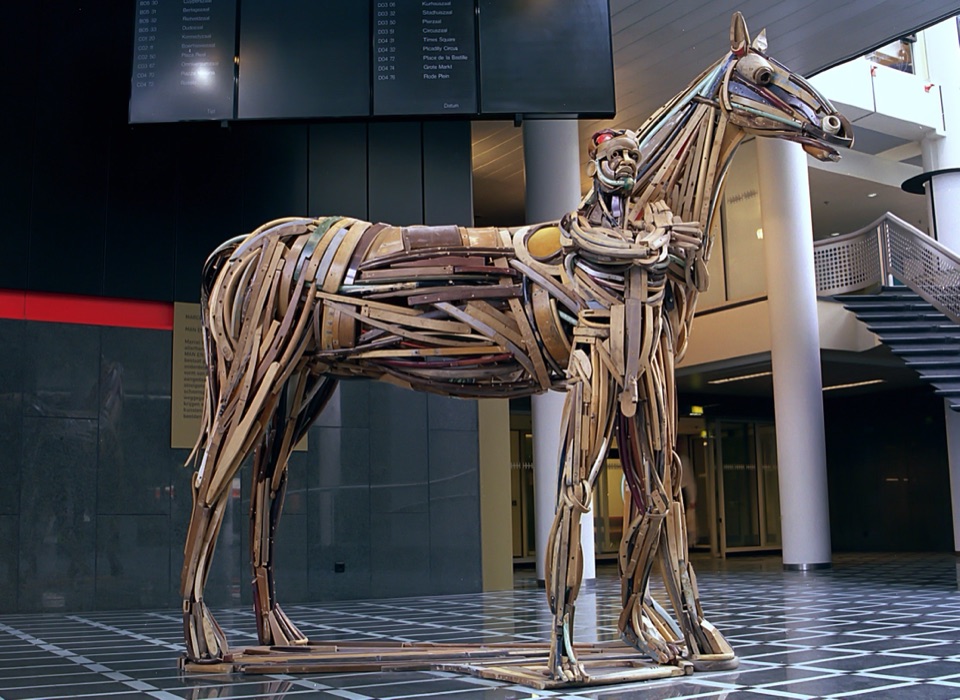 MAN EN PAARD in de hal van het voormalig Ministerie VROM, Den Haag 2005