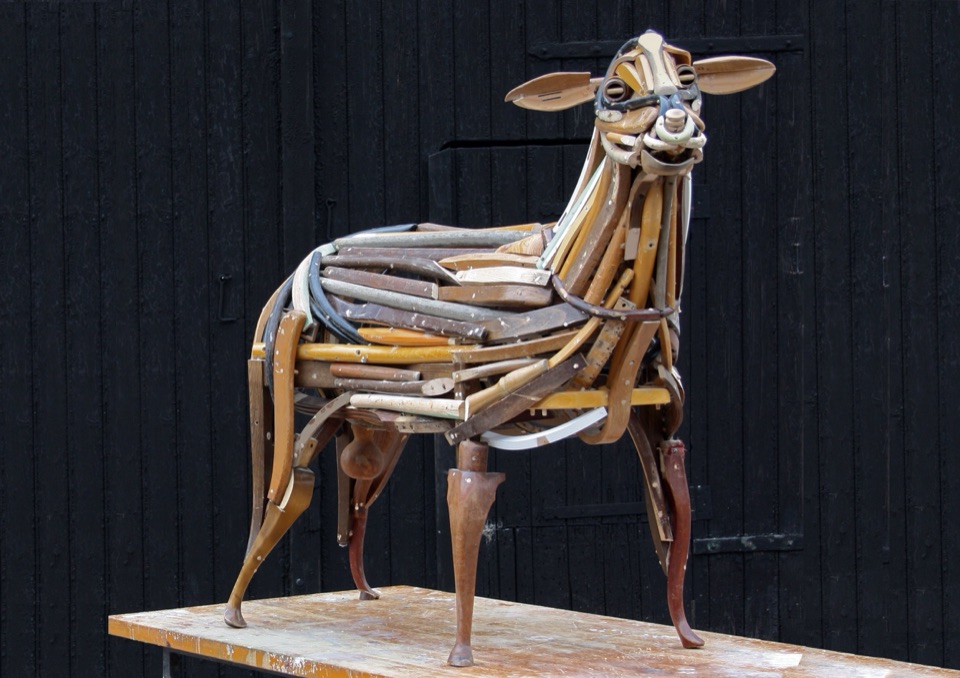 Houten beeld van een hond, RINUS 2011