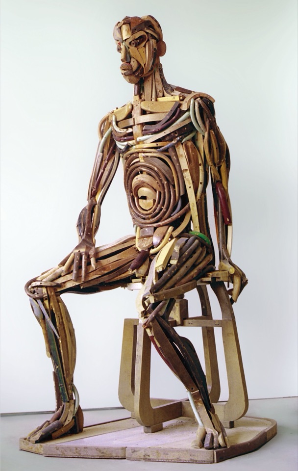 Houten beeld van een zittende man, ZITTENDE MAN 2004