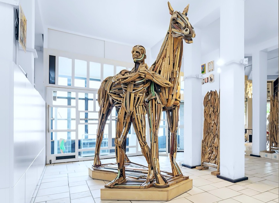Houten beeld van man en paard, MAN EN PAARD, collectie FISAL 1p Law, Luxembourg