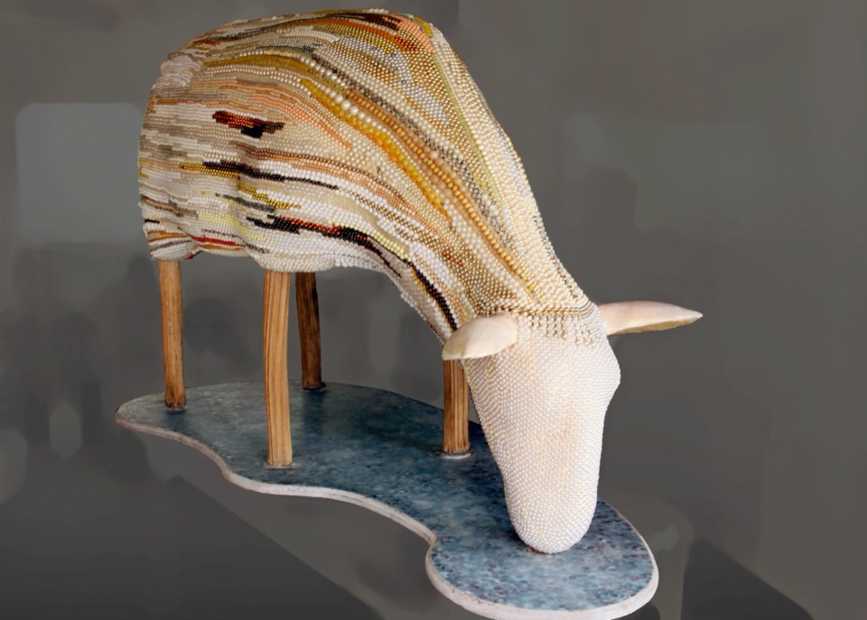 Groot drinkend schaap in mixed media, DRINKEND SCHAAP