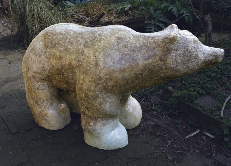 Beer in kunsthars getint met drie-jarenthee, BEER 2003