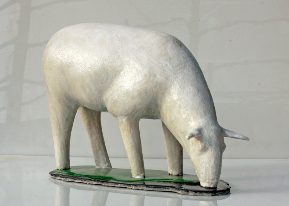 Klein drinkend schaap in epoxyhars, DRINKEND SCHAAP