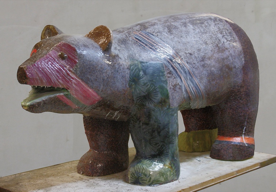 Beer in kunsthars en mixed media, UN PEU MOINS OURS 2025/26