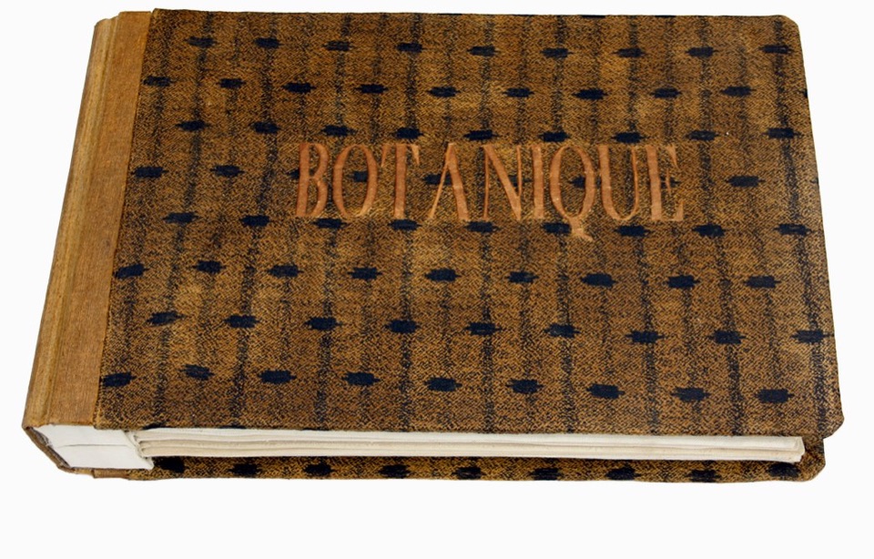 Geborduurd boek op lessenaar, LA BOTANIQUE 1996
